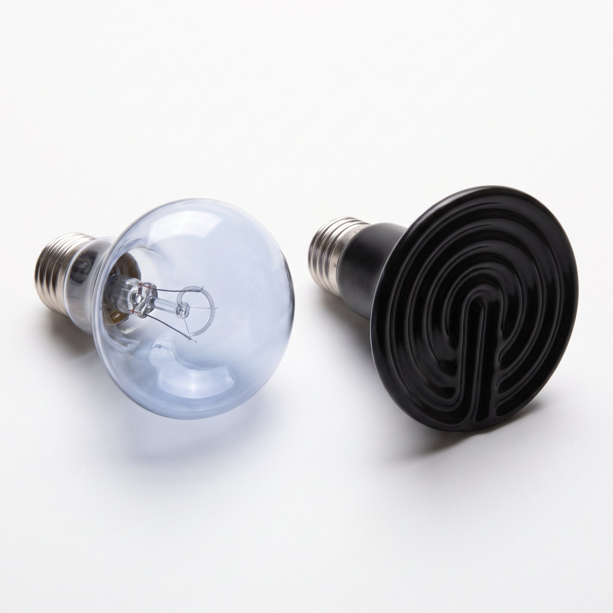 Spot chauffant neodyme et emetteur ceramique noir a culot E27, sur fond blanc